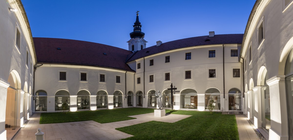 Franjevacki_samostan_crkva_sv_Filipa_i_Jakova_muzej_Pano_Puharic_Slafhauzer_